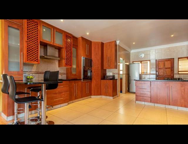 5 BEDROOM HOUSE FOR SALE IN MAGALIESBERG COUNTRY ESTATE